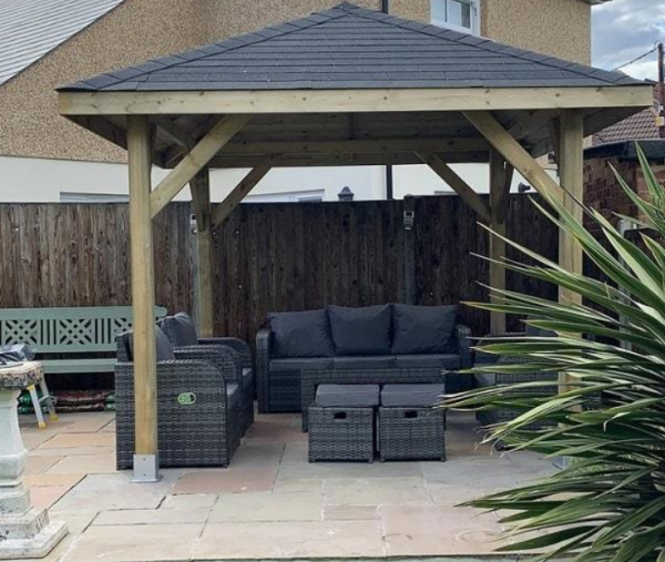 Gazebo Taman yang Runcing